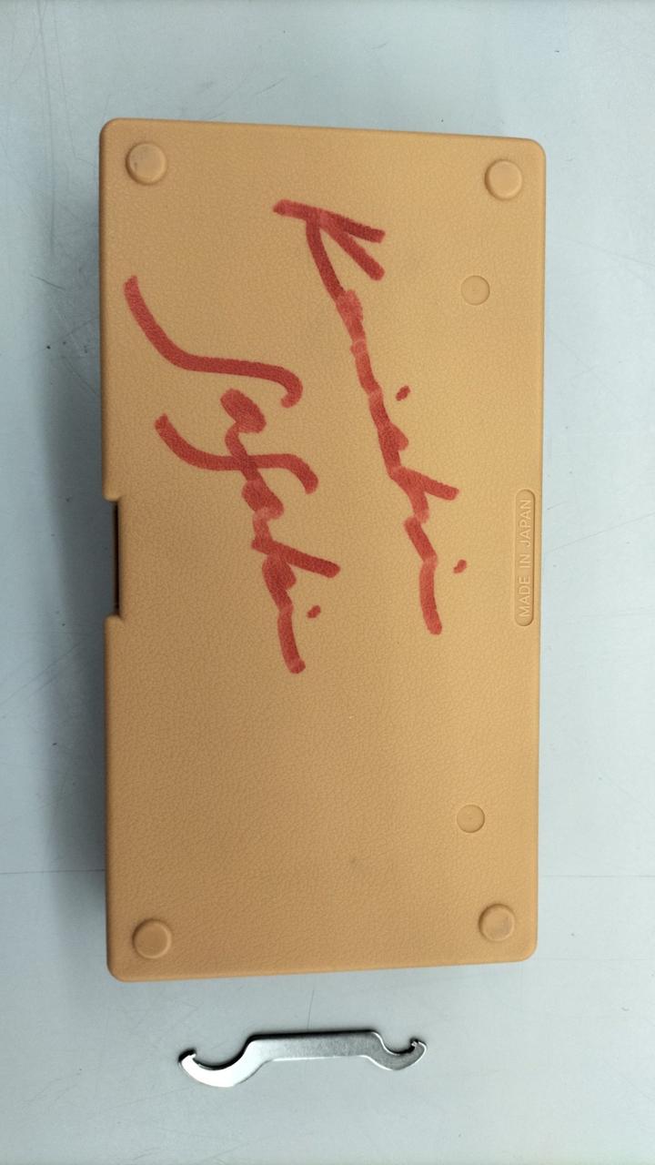 背面に手書き文字あり