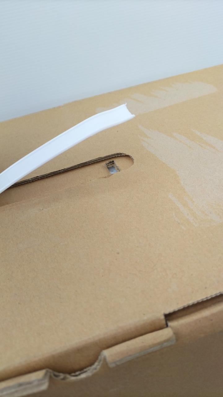 外箱の取っ手は破損しています。