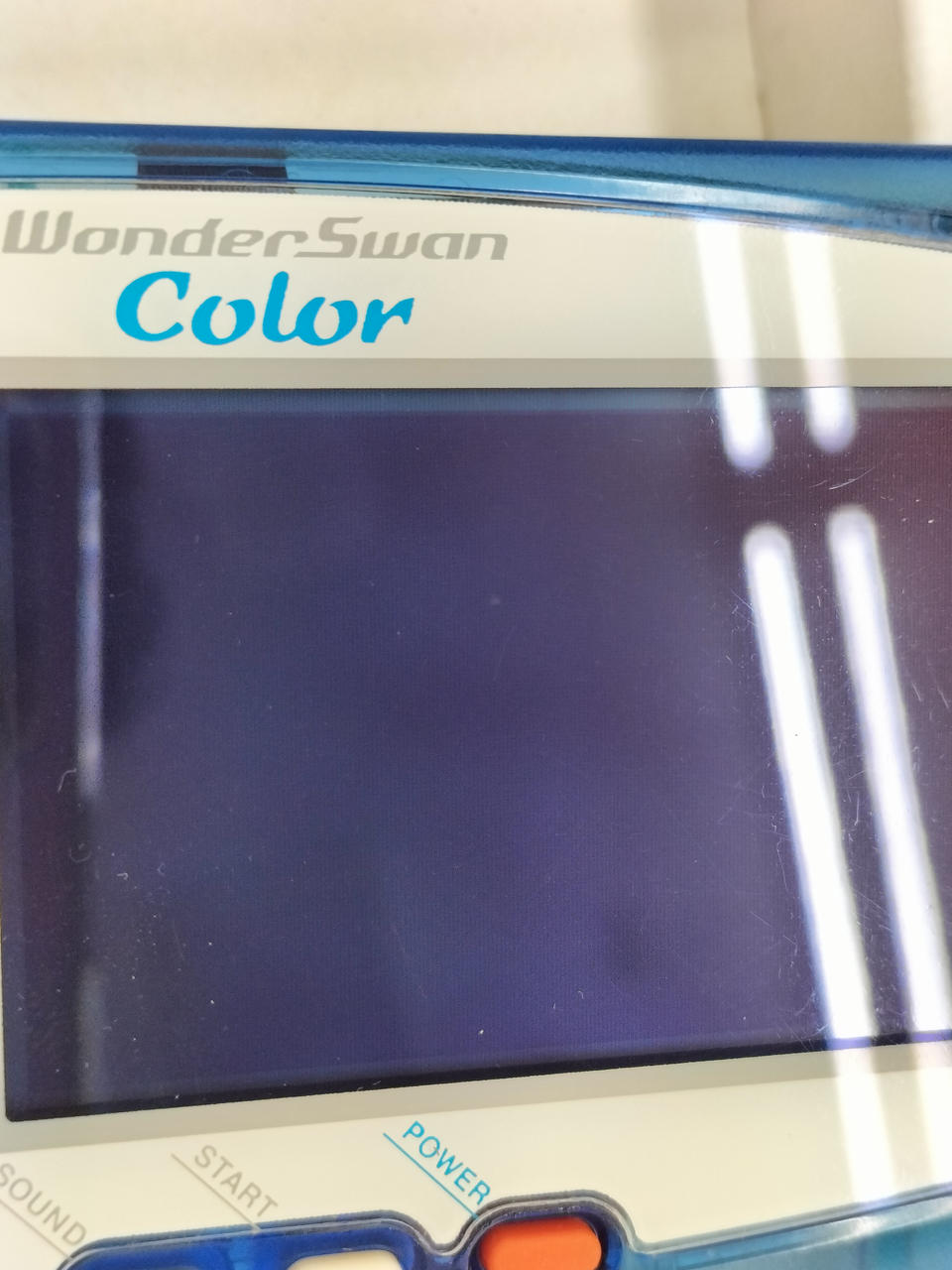 液晶小さなチリ、変色あり