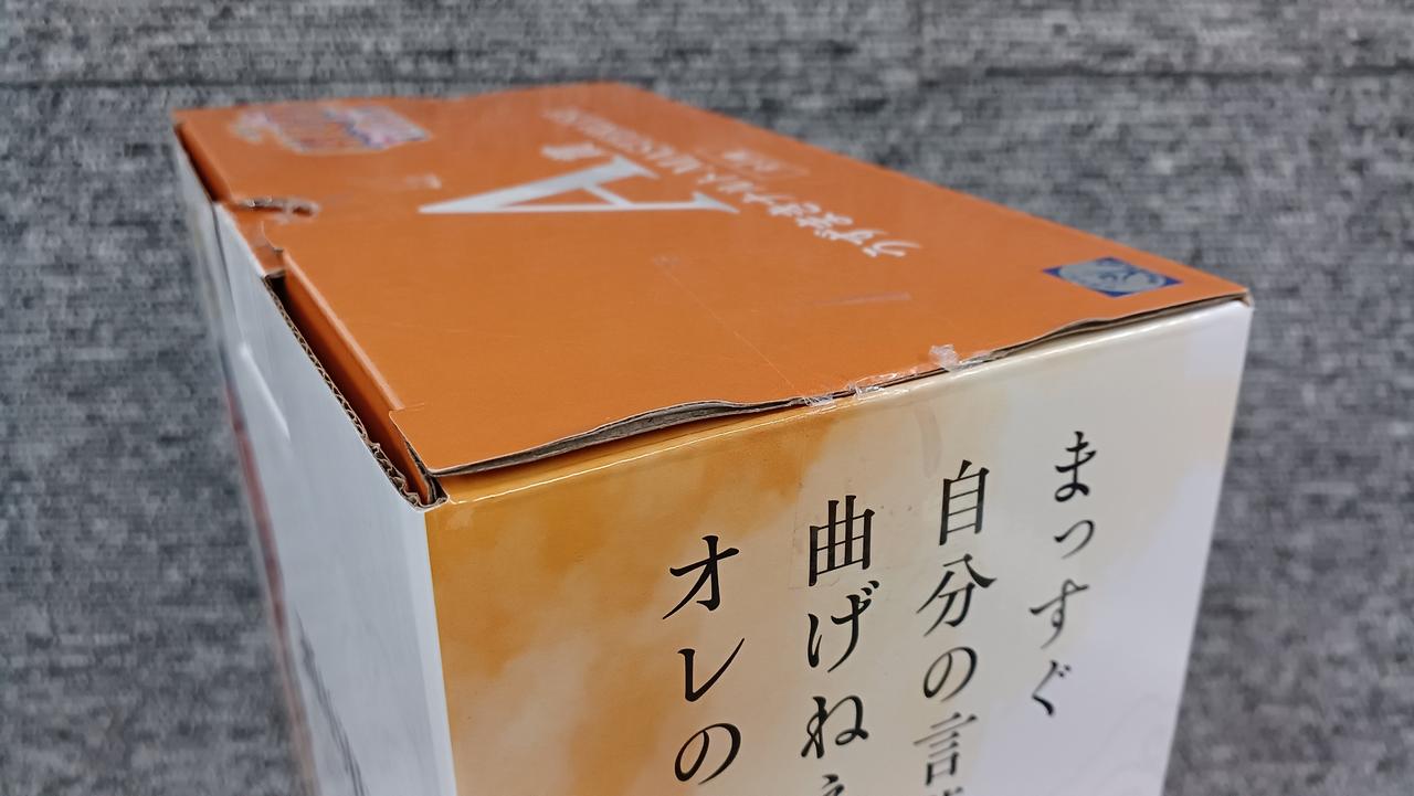 外箱テープの跡あります。