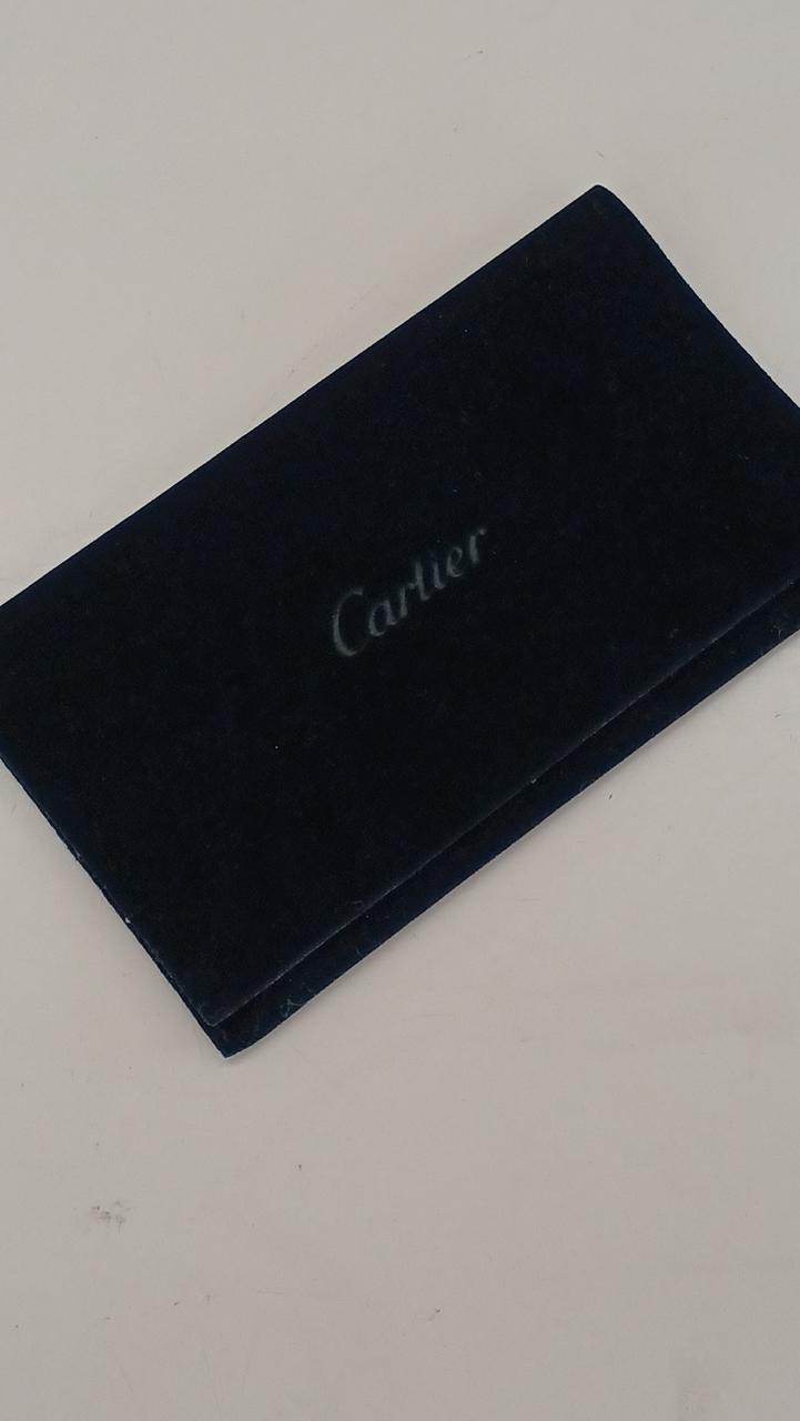 ベロア生地のケース付きです。