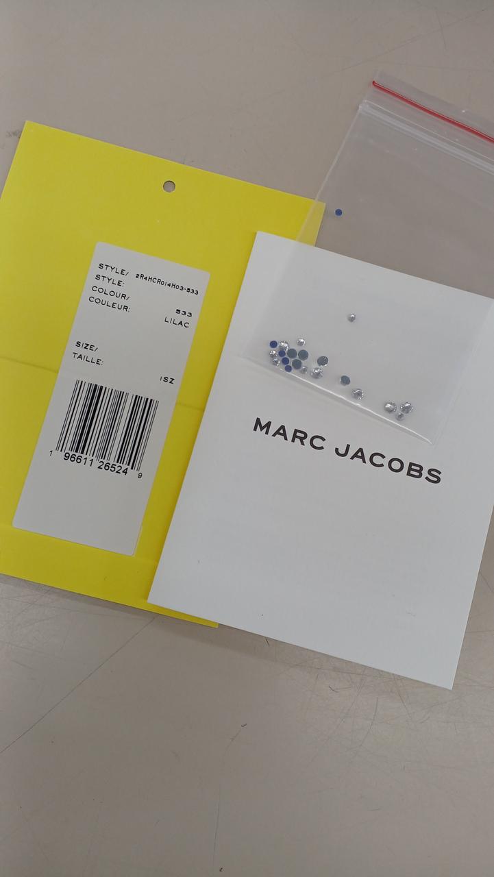 予備のスタッズ付き。