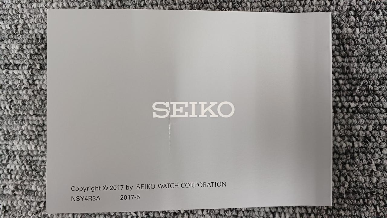 裏に折れ目があります。