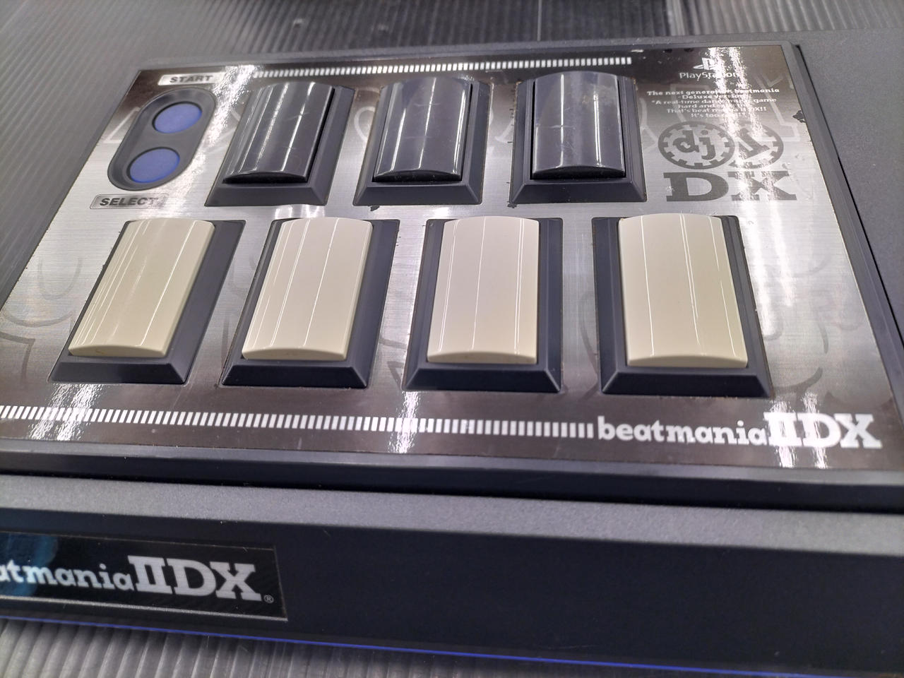 白いボタン変色あり