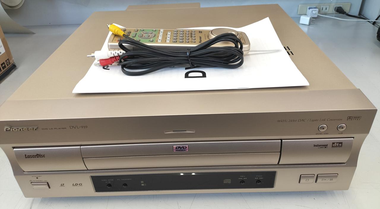 キレイです。取扱説明書、リモコン付属