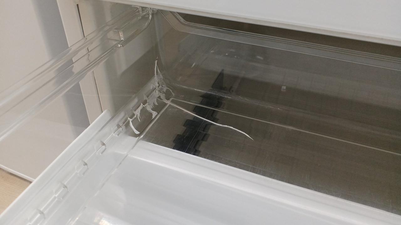 最下段トレーに大きめのヒビあり