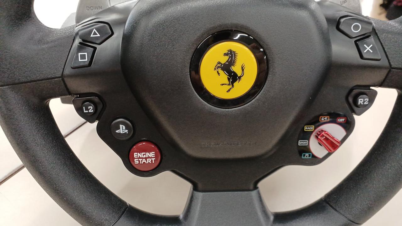 スラストマスター(THRUSTMASTER)|ステアリングコントローラ