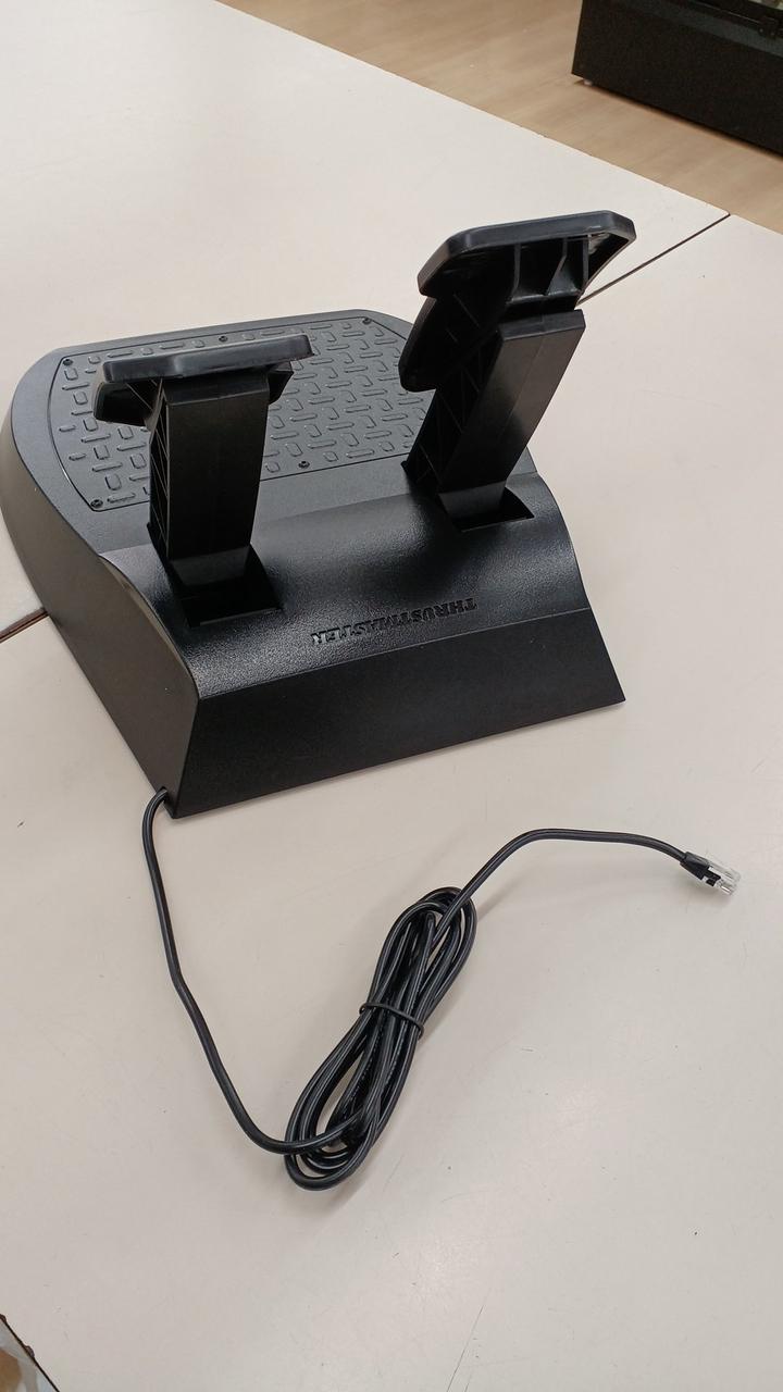 スラストマスター(THRUSTMASTER)|ステアリングコントローラ