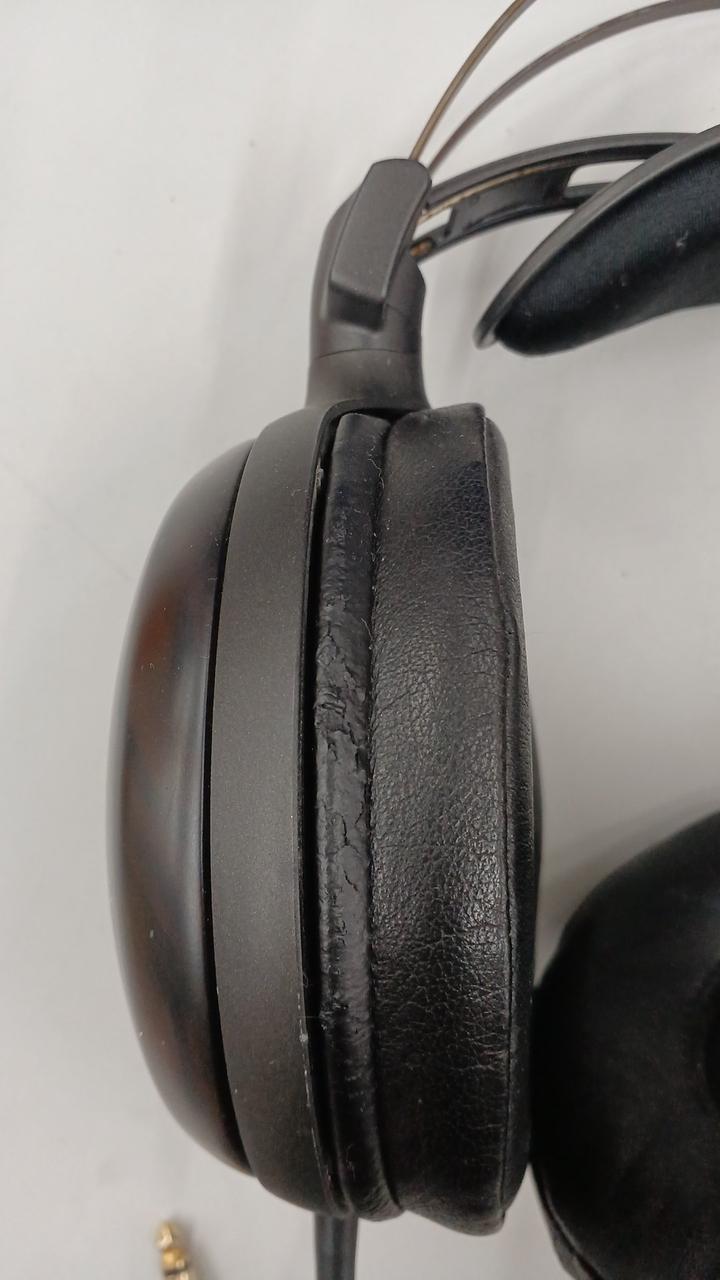 イヤーパッドに一部劣化あり