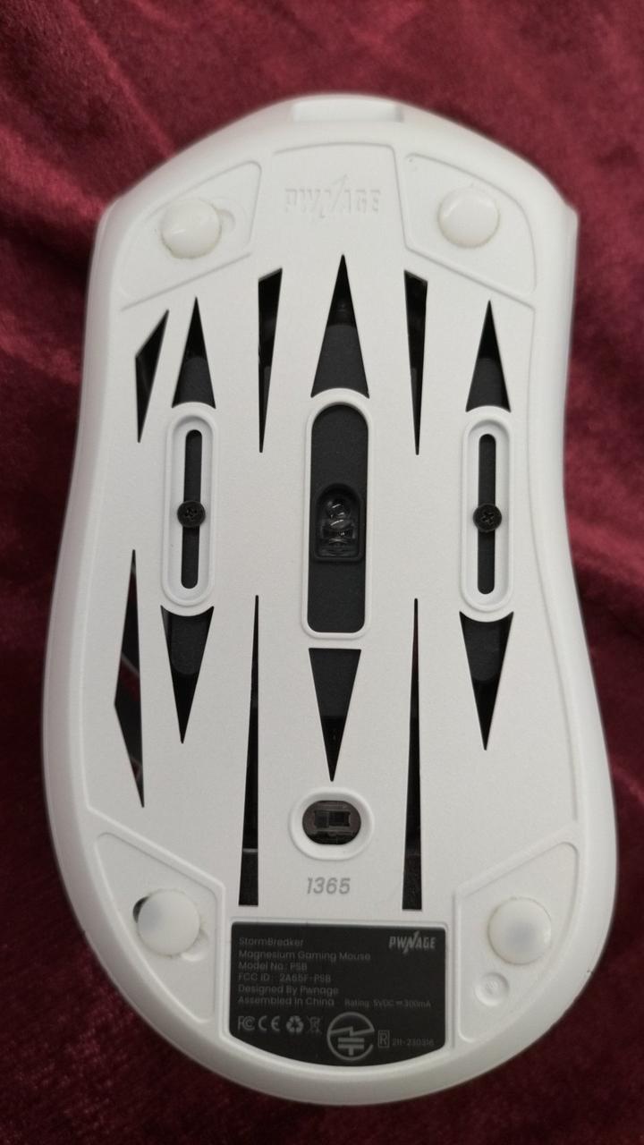 ゴム足、取り切れないヨゴレあり