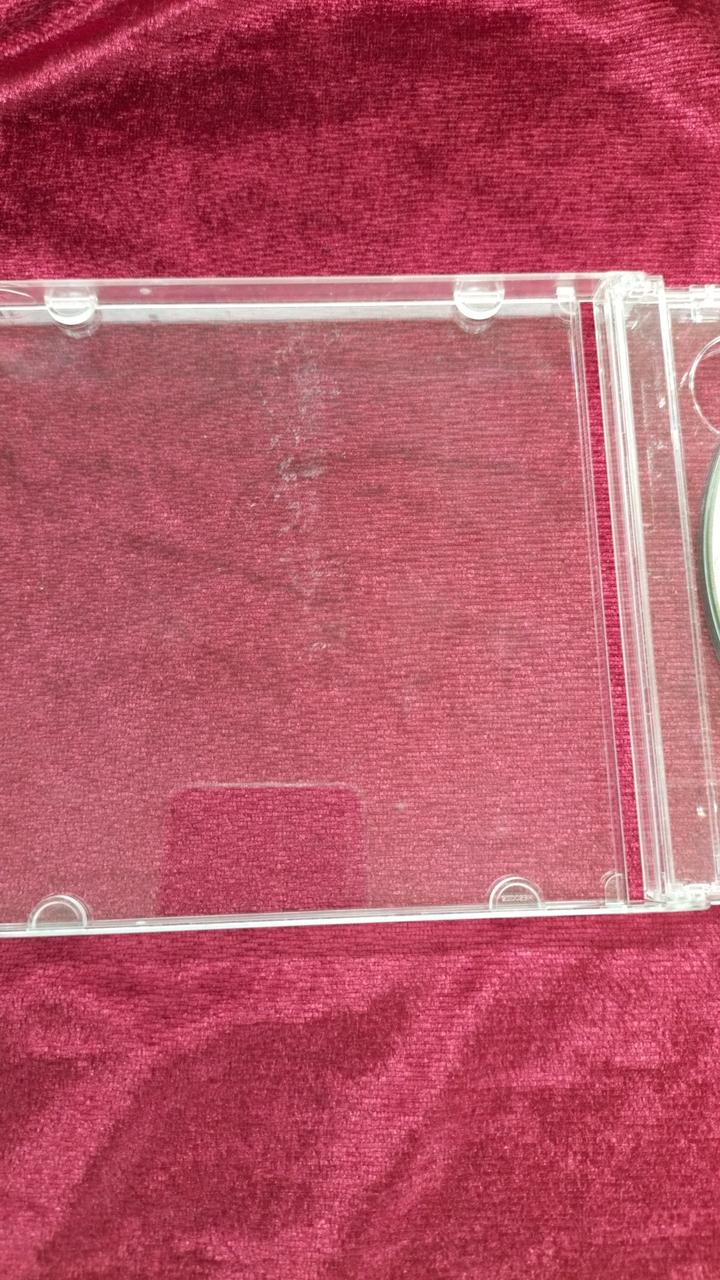 ケースにキズ、擦れ跡あり。