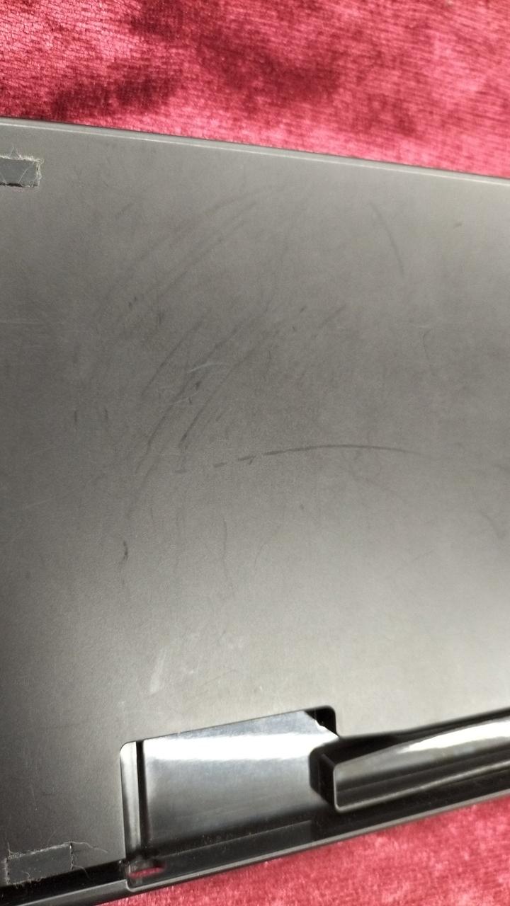 キズ、擦れ跡あり