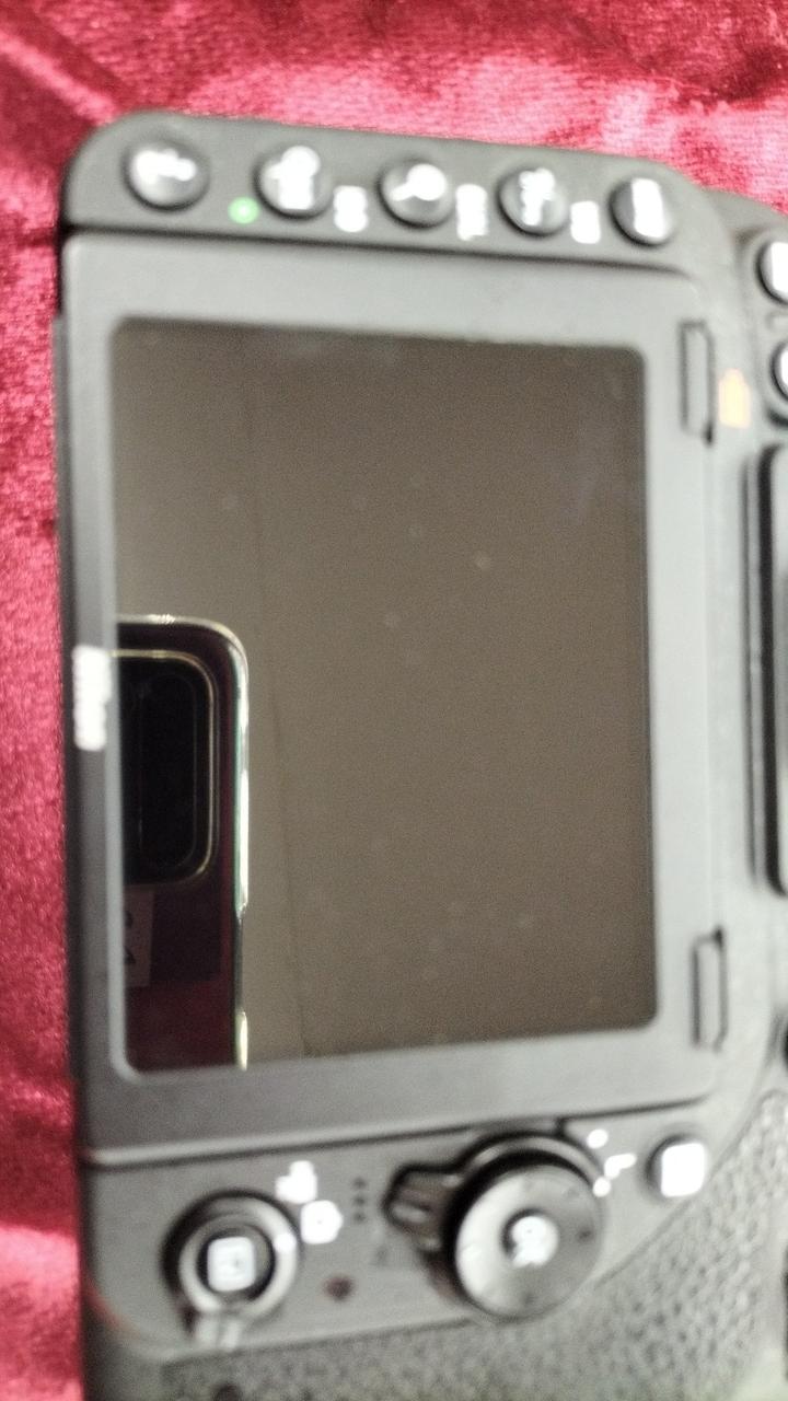 画面、いくつか細かいキズあり