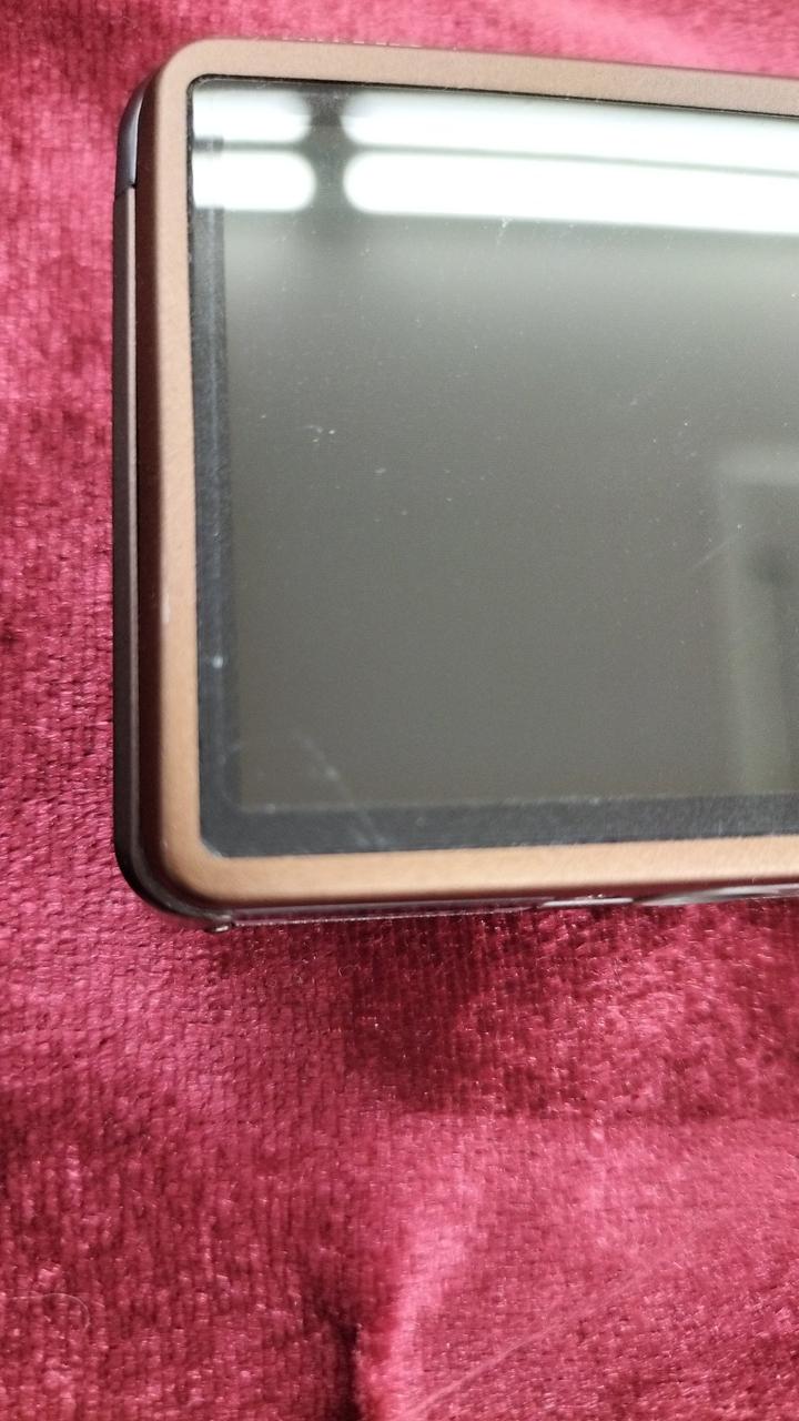 電源いれると目立ちませんが、キズあり。