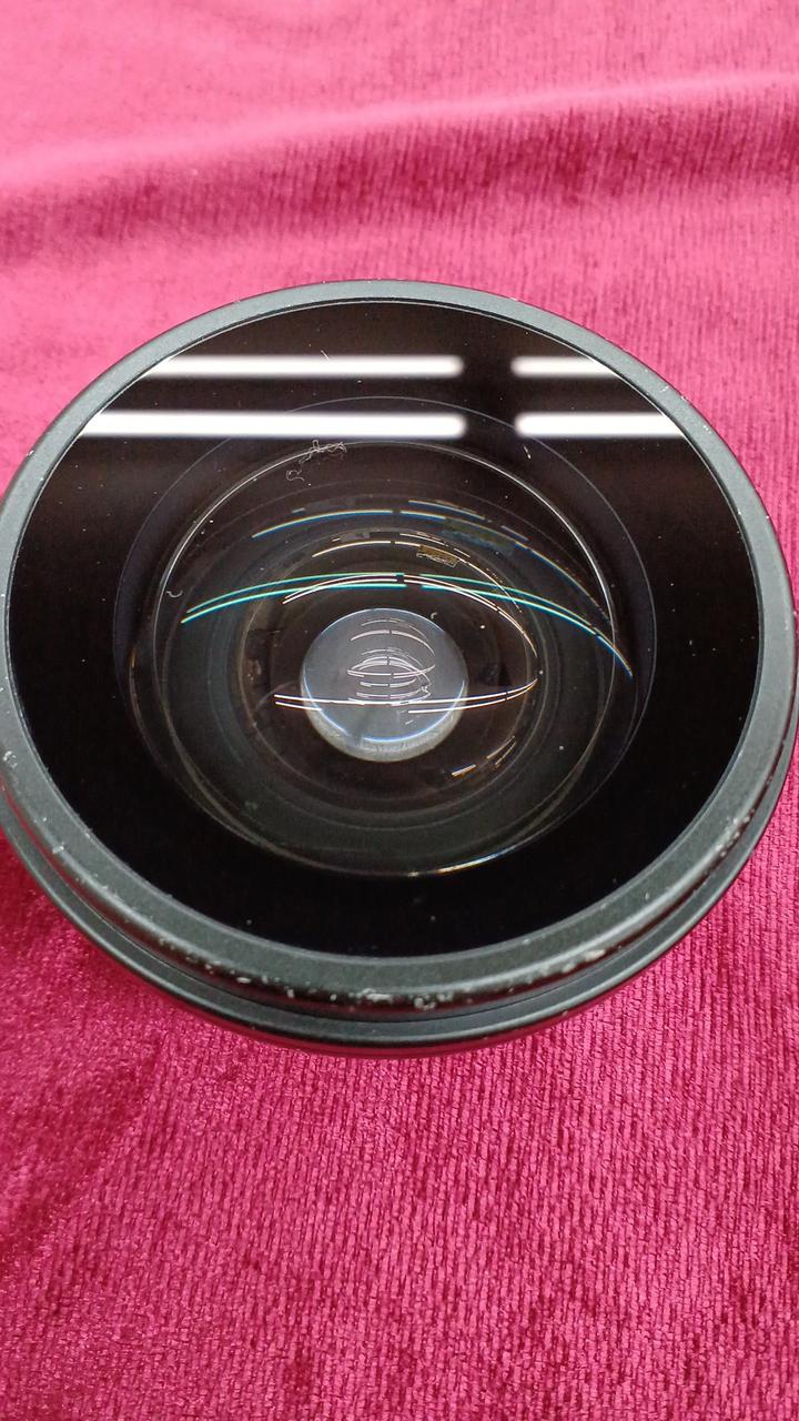 中央ではないですが、小キズ、チリあり