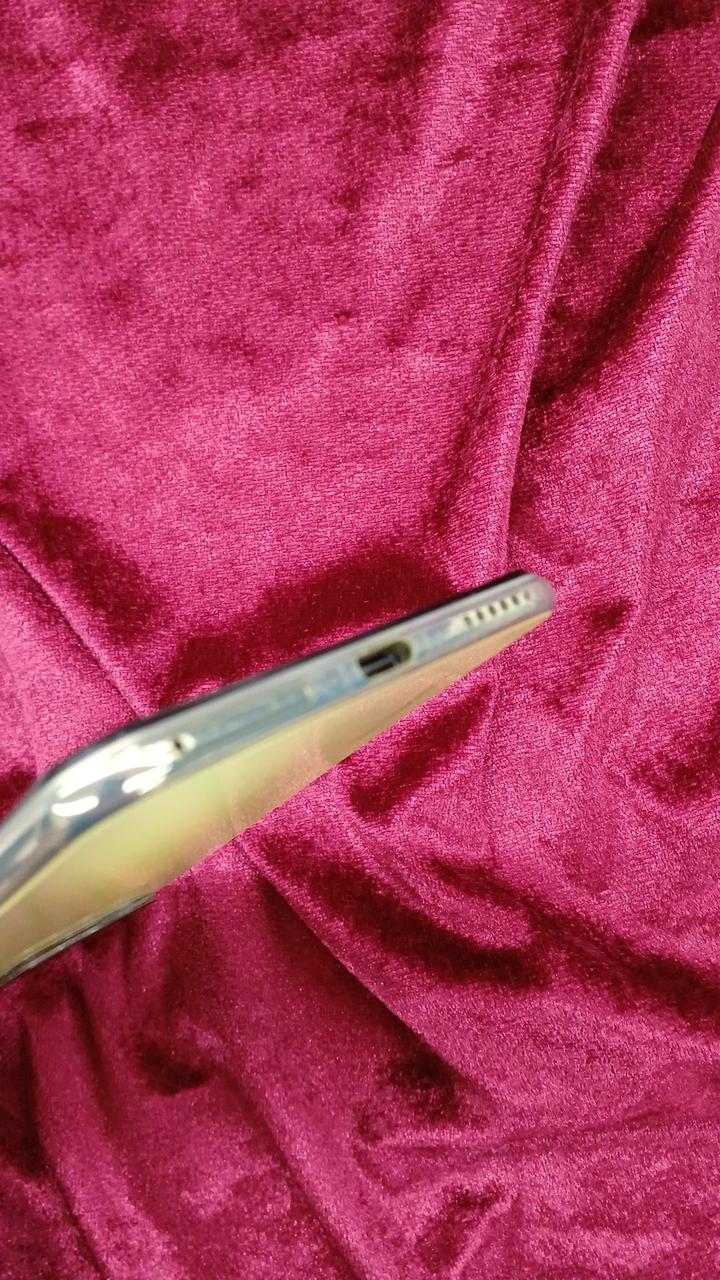 見えにくいですが、小キズ