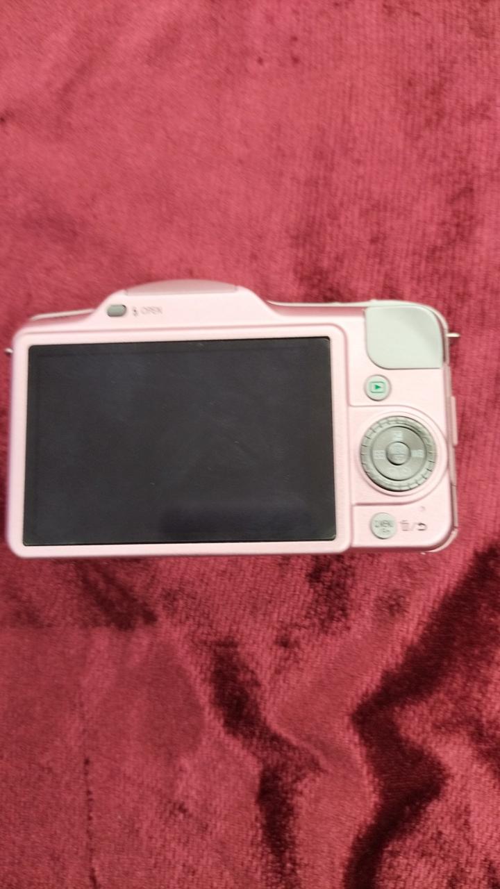 電源つけると目立ちませんがキズ