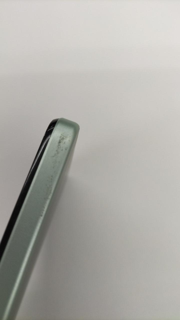 右下の横部分に塗装欠けあり