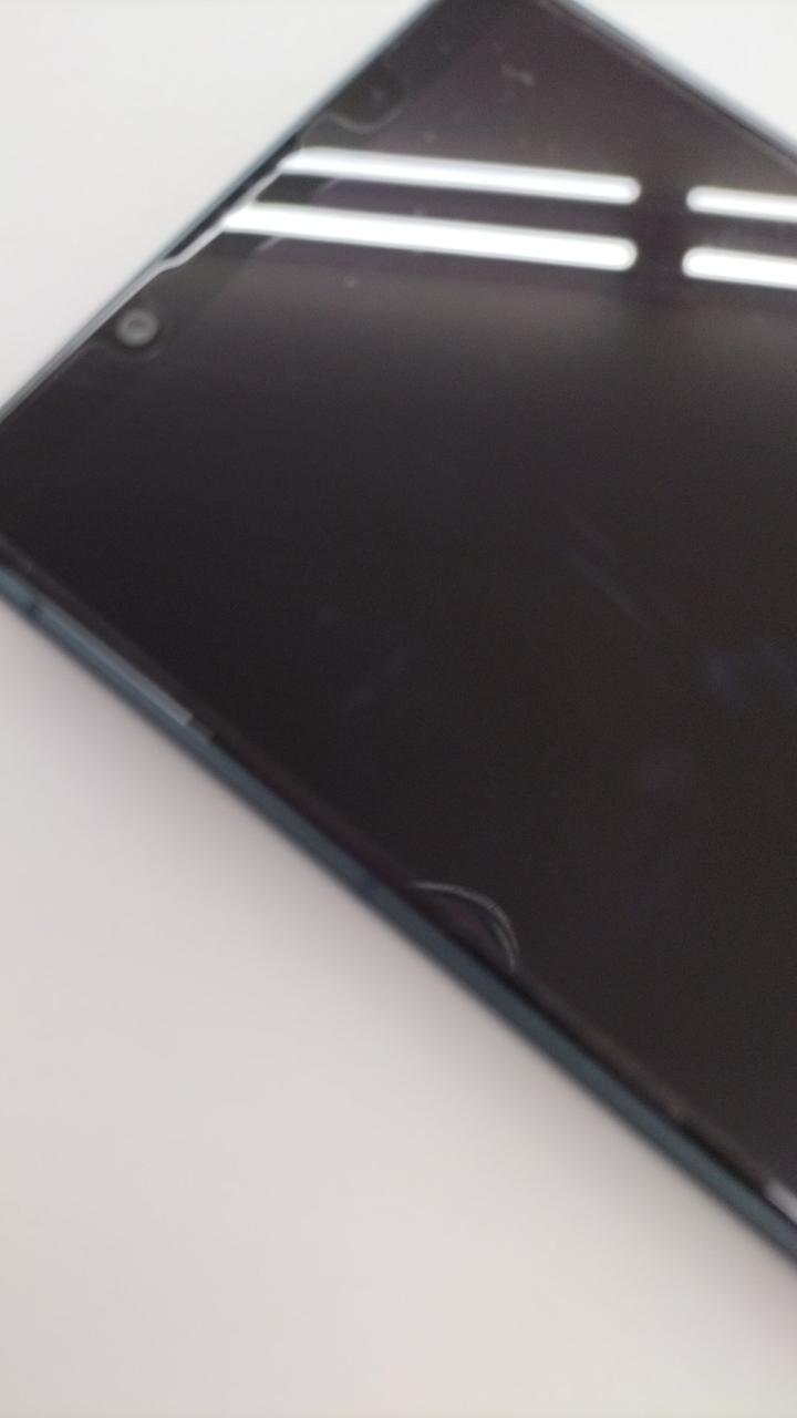 見えにくいですが、フィルムに大きめなキズ