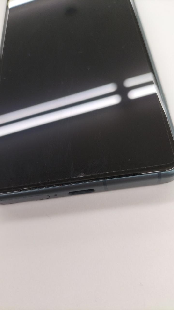 画面下部、フィルムの浮きあり