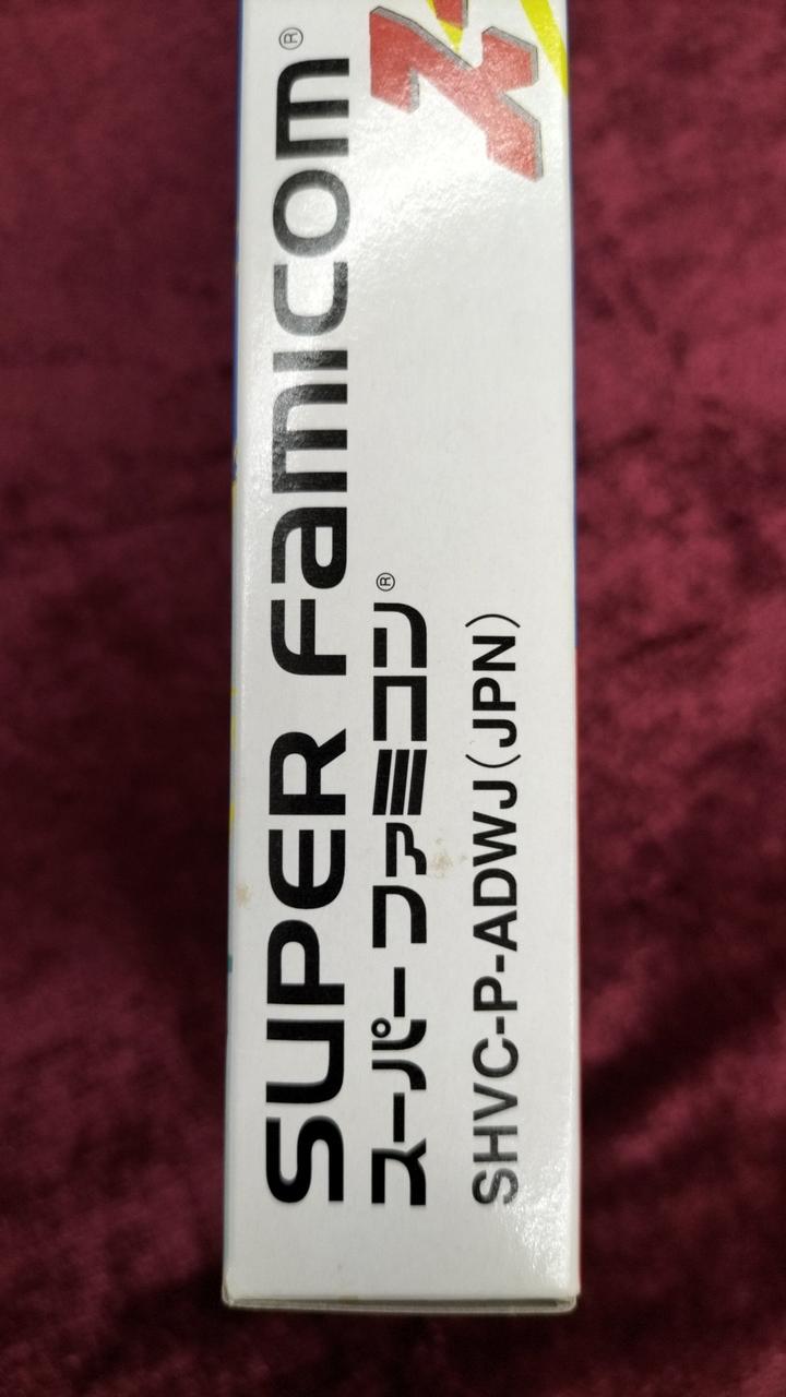 箱にシール、小さな折れや汚れあり