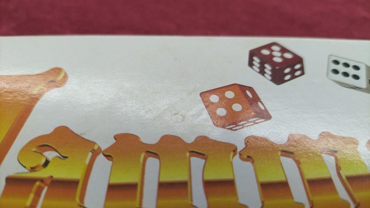 箱にシール、細かな汚れあり