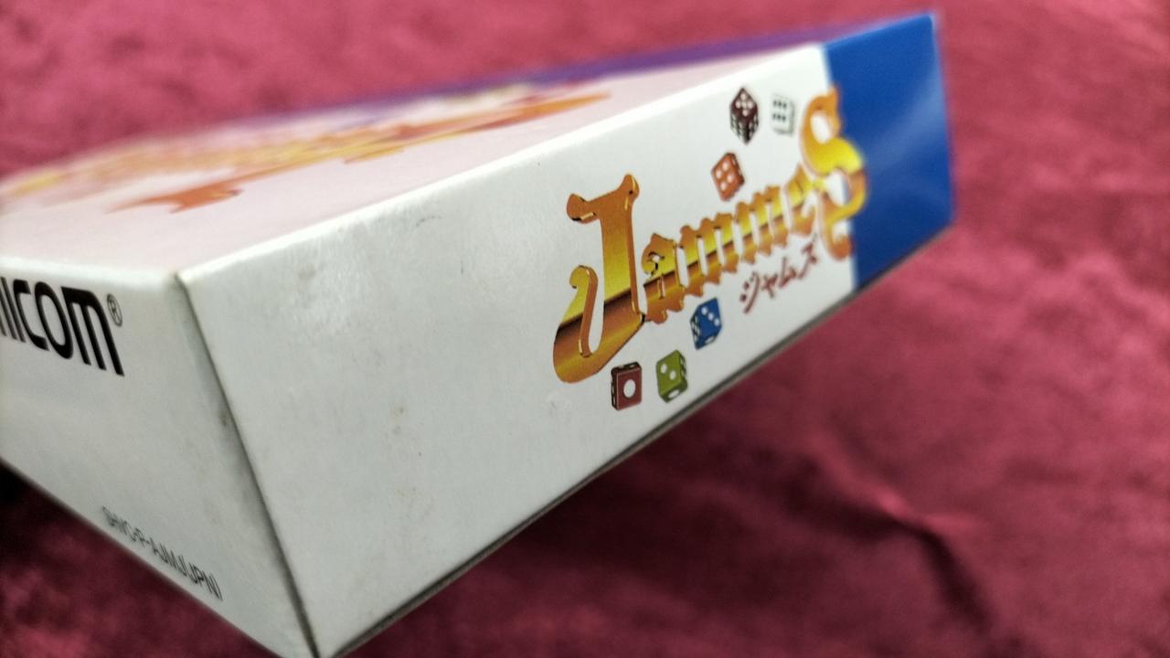 箱にシール、細かな汚れあり