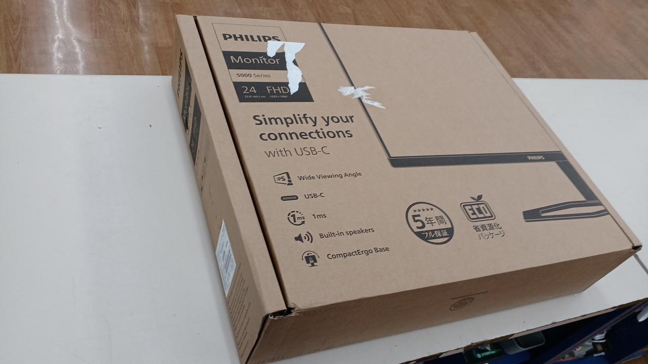 箱、シール跡や裂けてる部分などダメージ