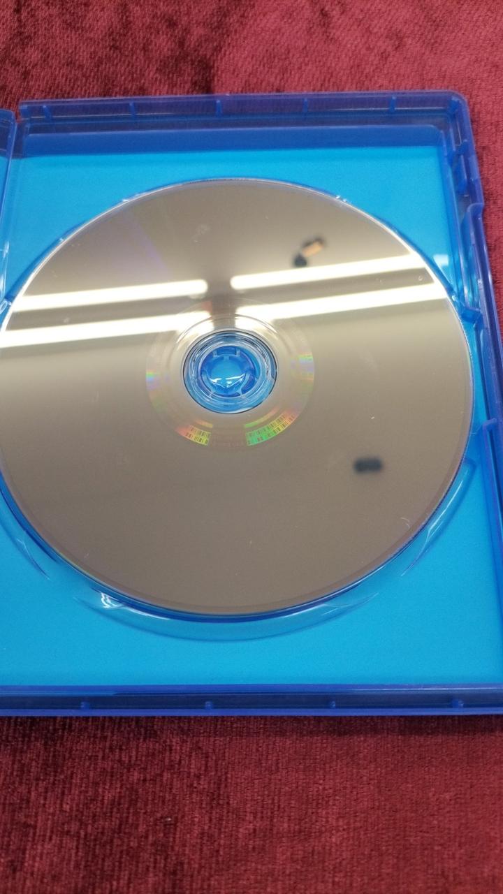 盤面に長さ2mmほどのキズあり