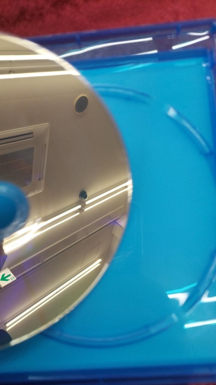 盤面に指紋をこすったような跡あり