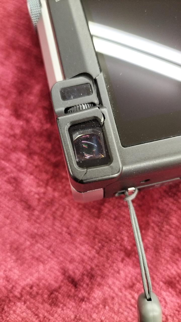 ファインダー付近のキャビネットに割れあり