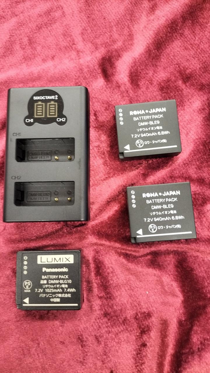 充電器、バッテリー2つは社外品です