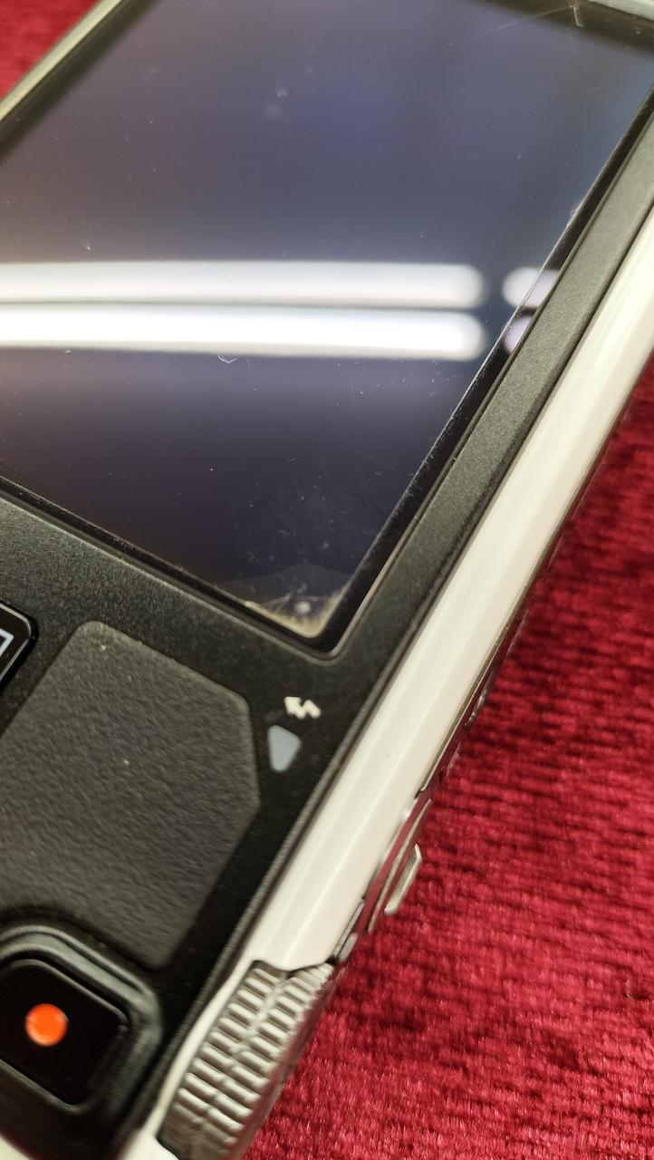 画面に保護フィルムが貼り付けられています