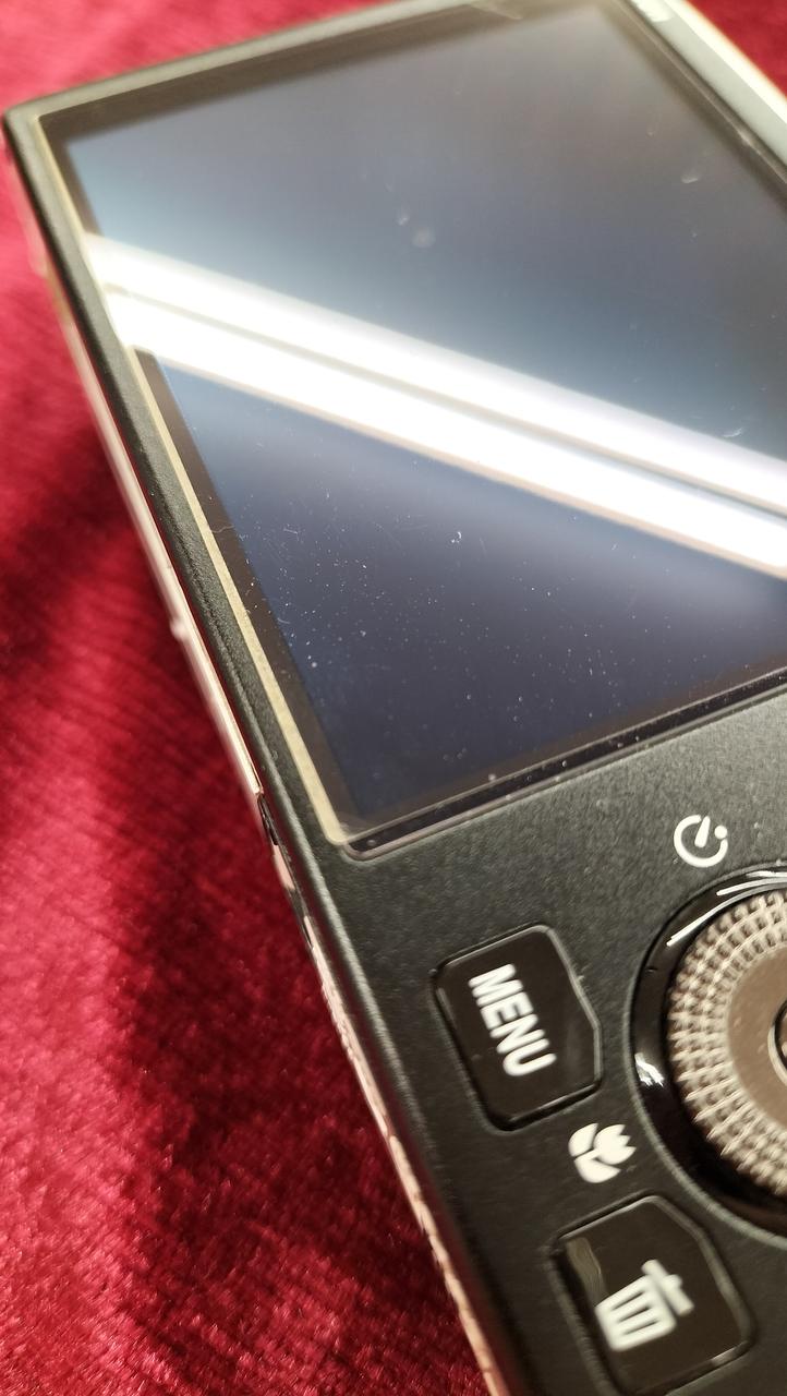 画面に保護フィルムが貼り付けられています