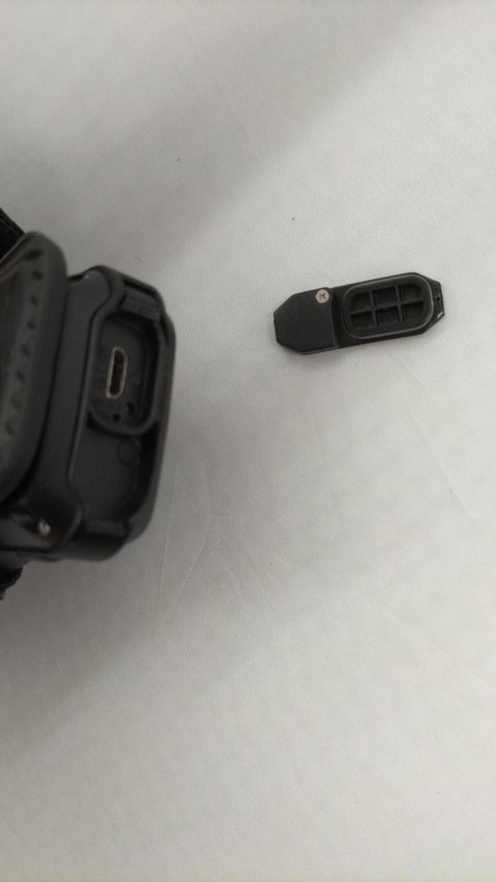 端子カバーの蓋、切れています（ロック可）