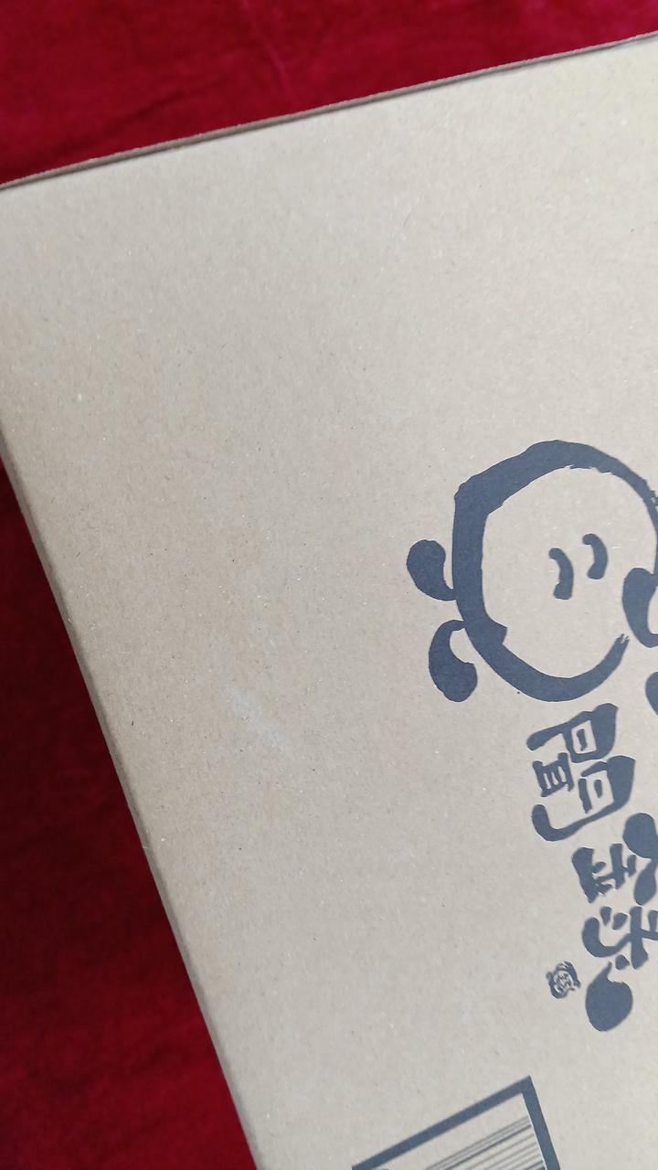擦れ跡かなにかで、若干色の違う場所あり