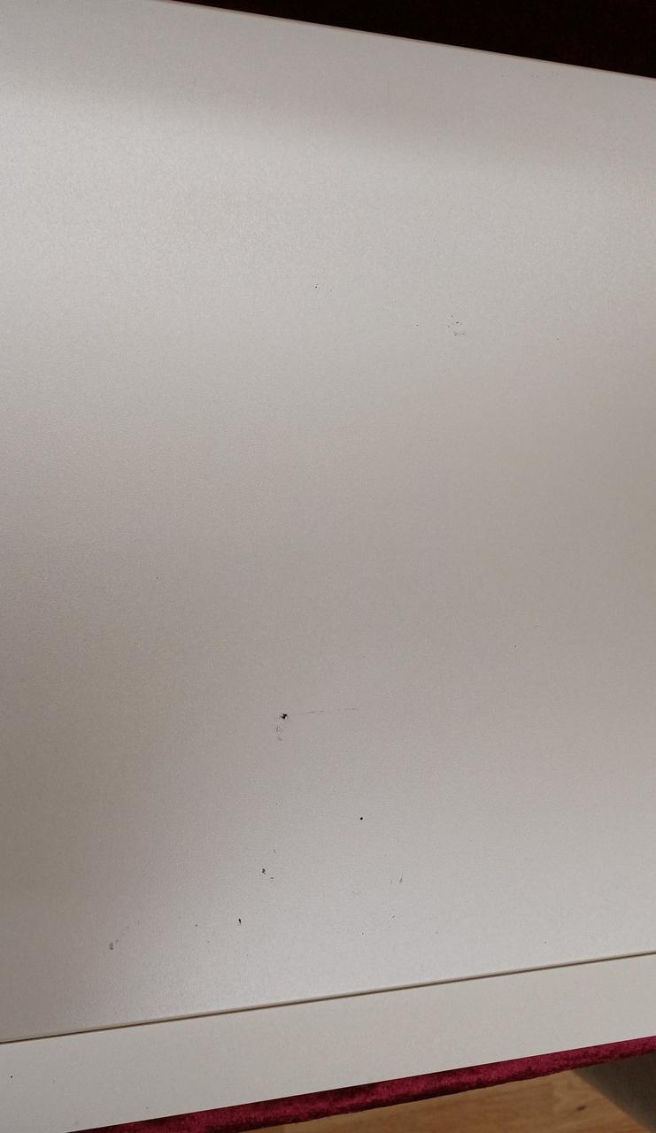 黒い点状のキズ