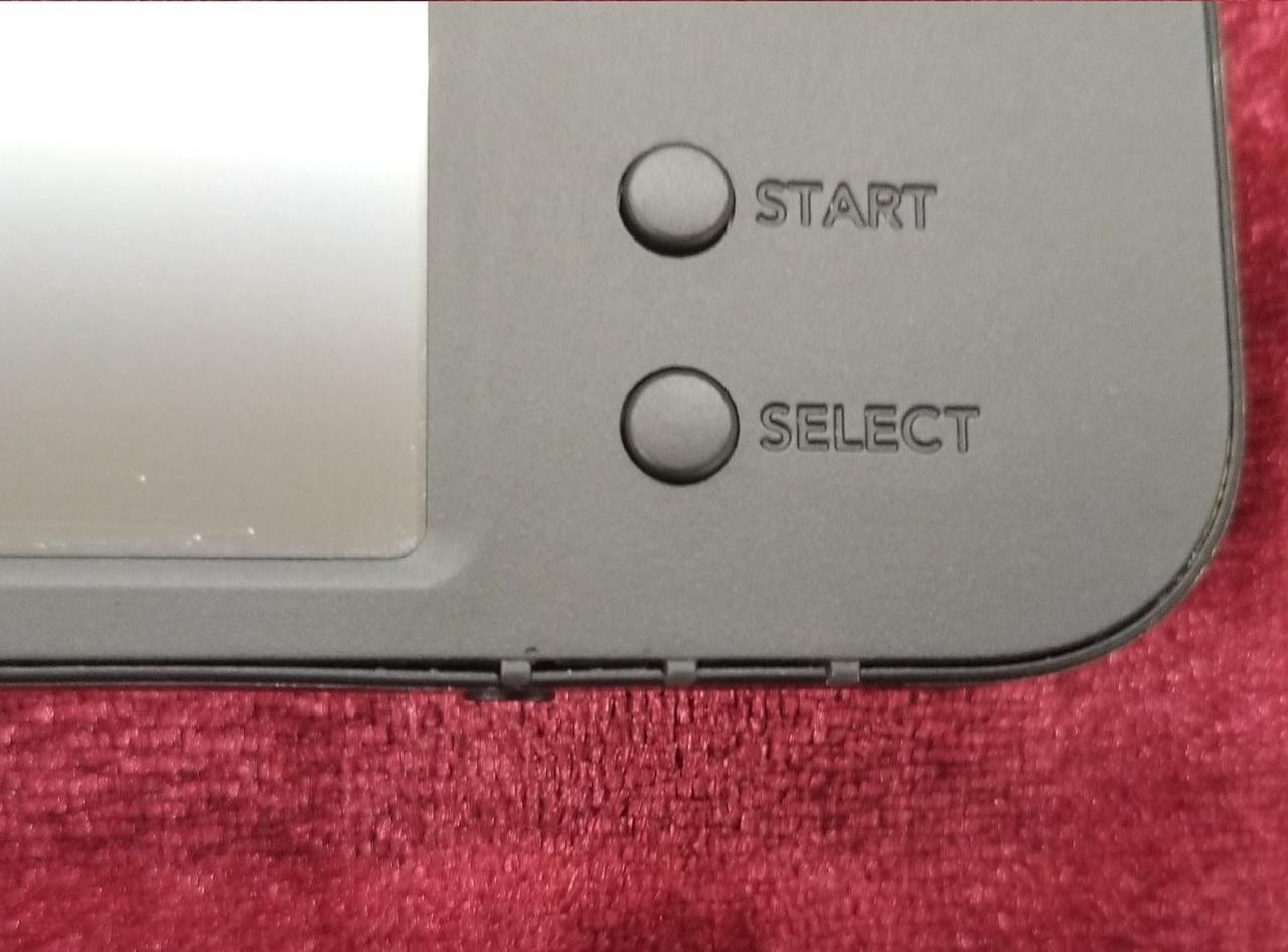 電源LED付近の隙間が広い？