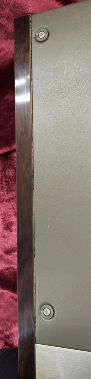 サイドボードのエッジに剥げ