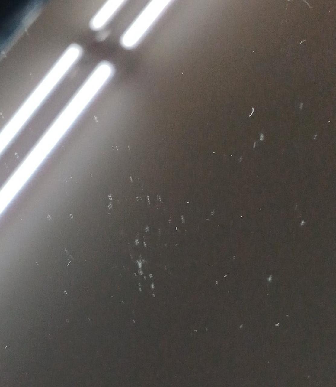 画面の内側にチリのようなものあり