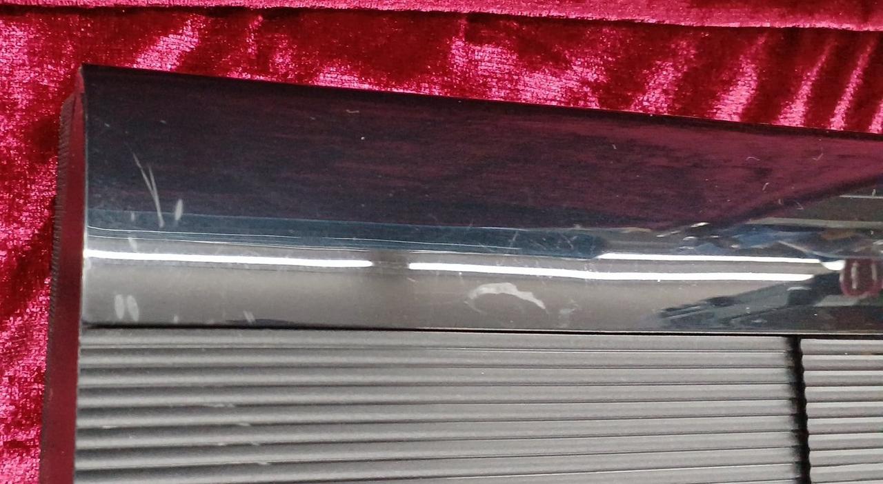 光沢のある黒い部分に細かいキズあり