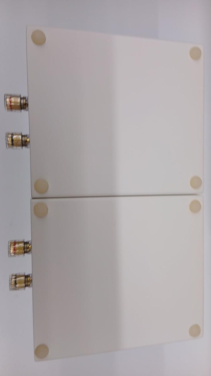 側面や底面にも薄く変色があります。