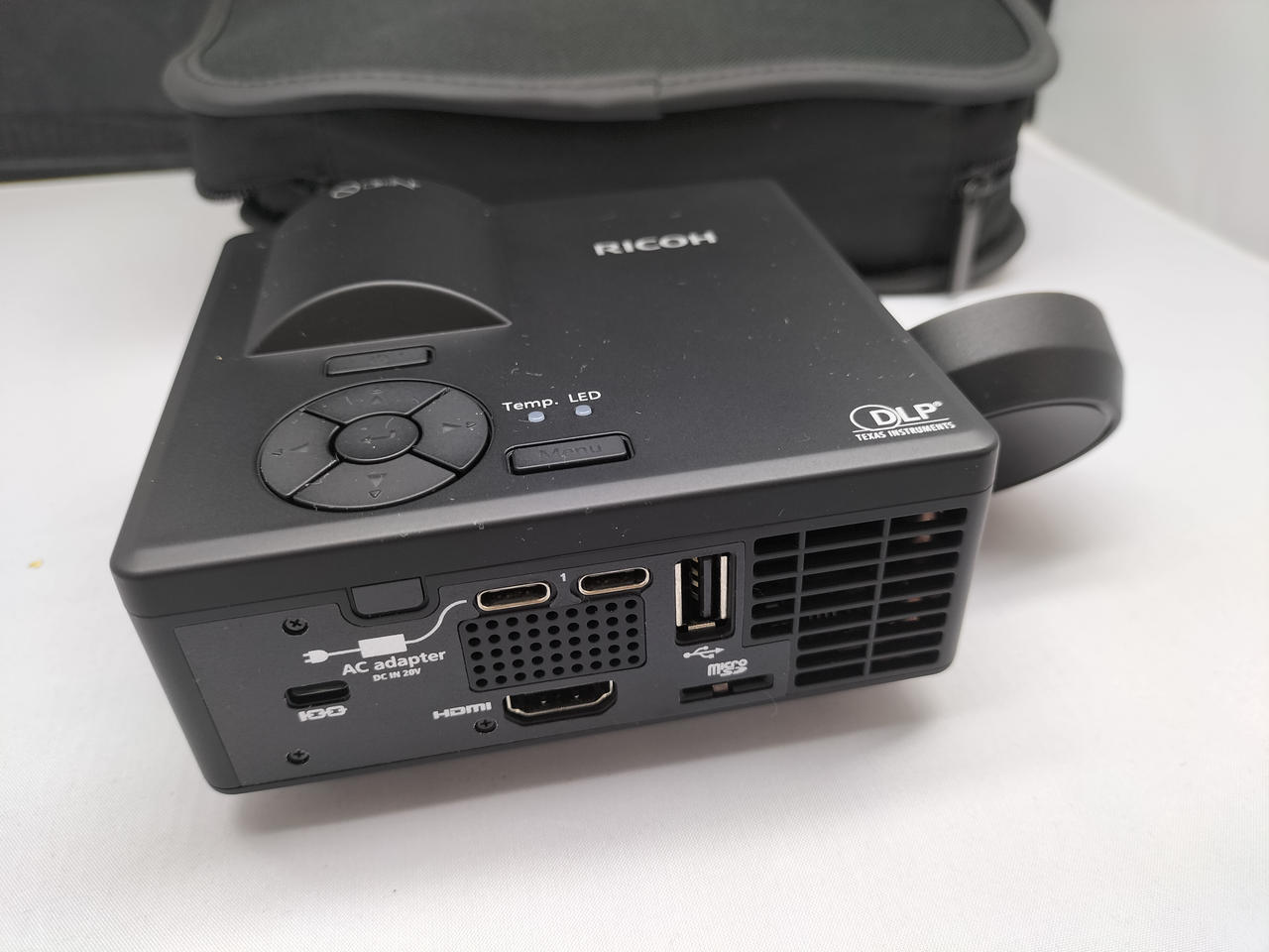 【極美品】RICOH プロジェクター PJ-WXC1210 小型 ハンディモデル RICOH PJ WXC1210 / プロジェクター | リコー