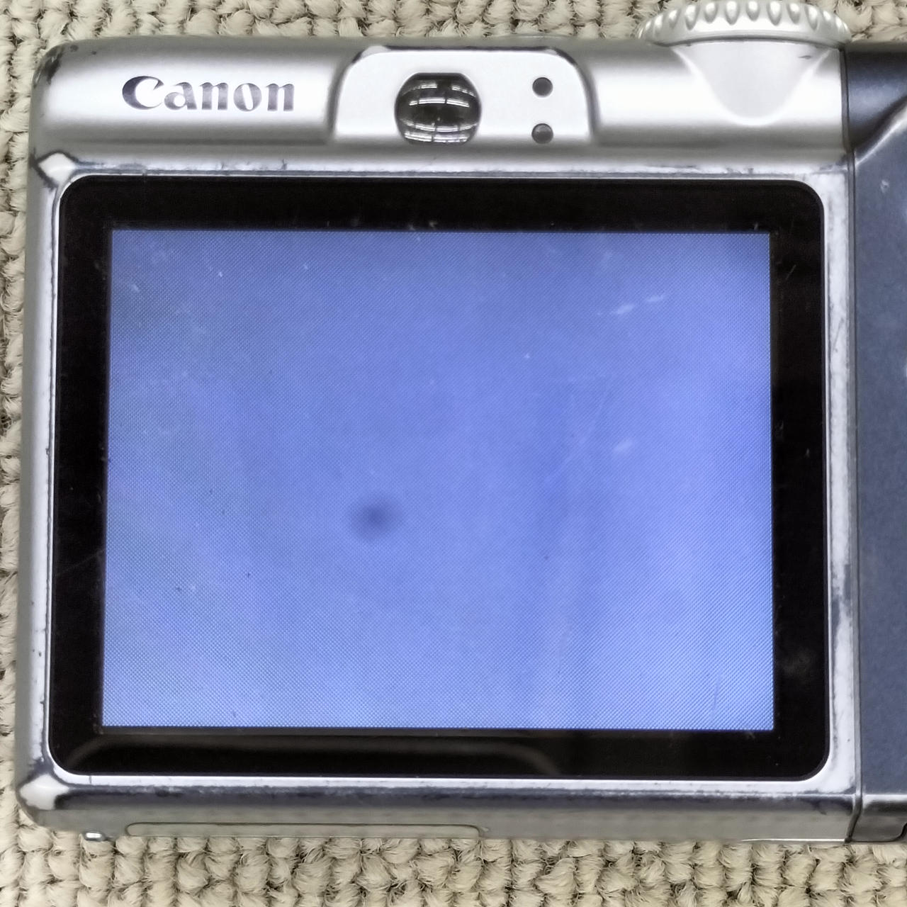 影の写り込みあり。