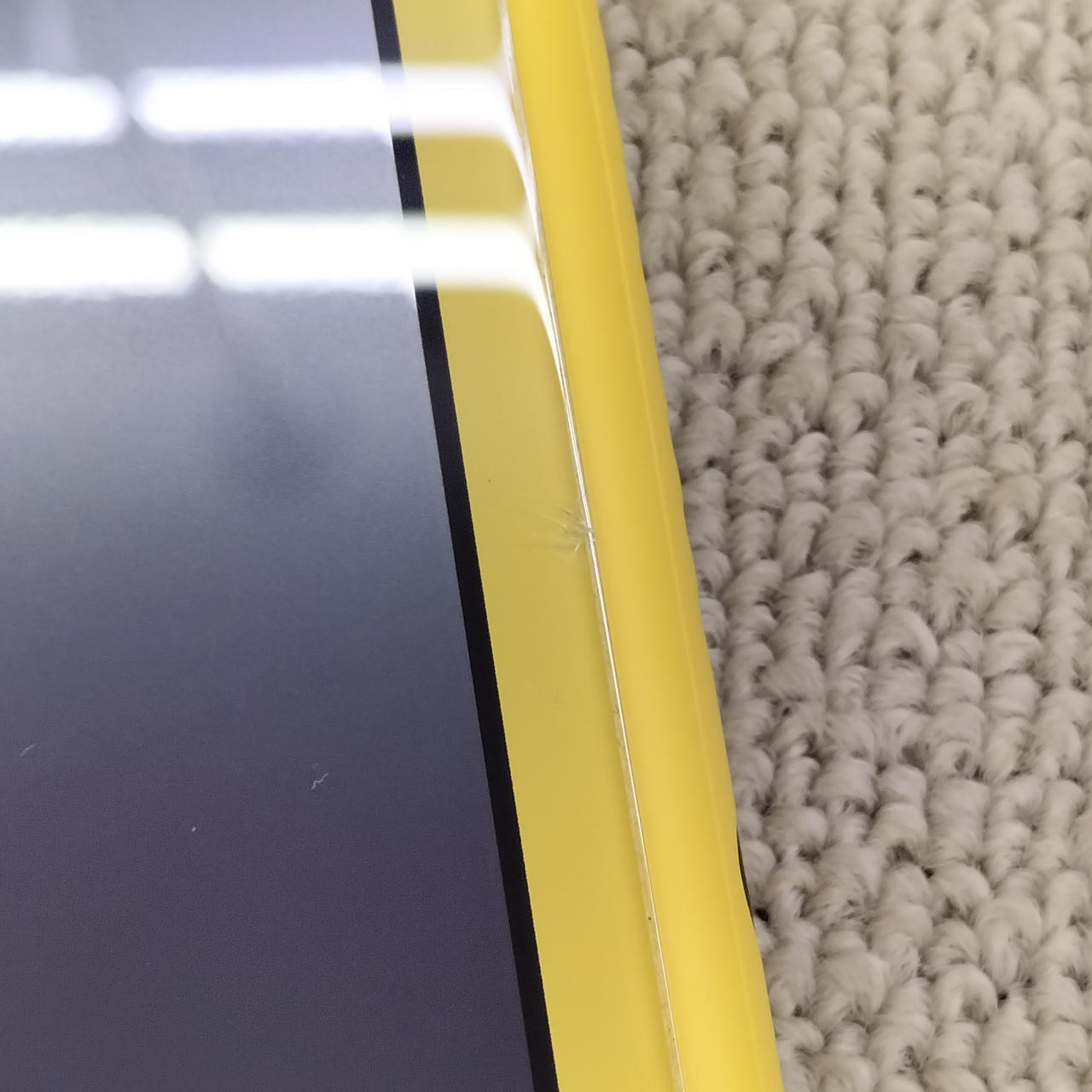 保護シートの一部に傷あり。