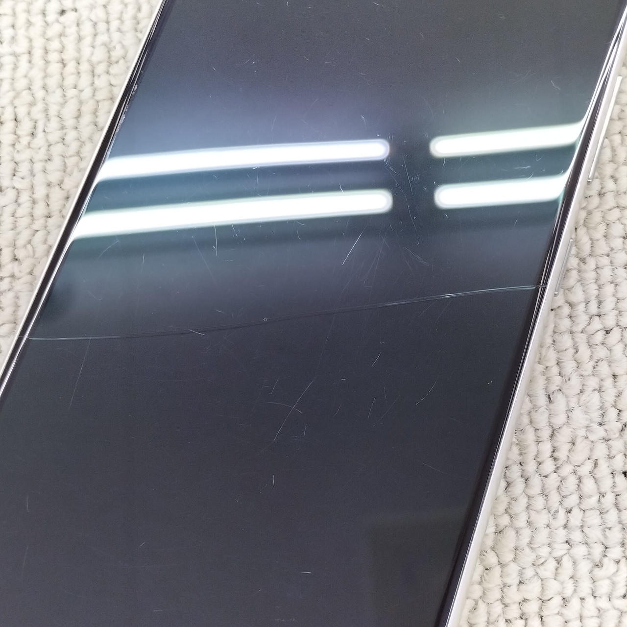 ヒビ割れあり。