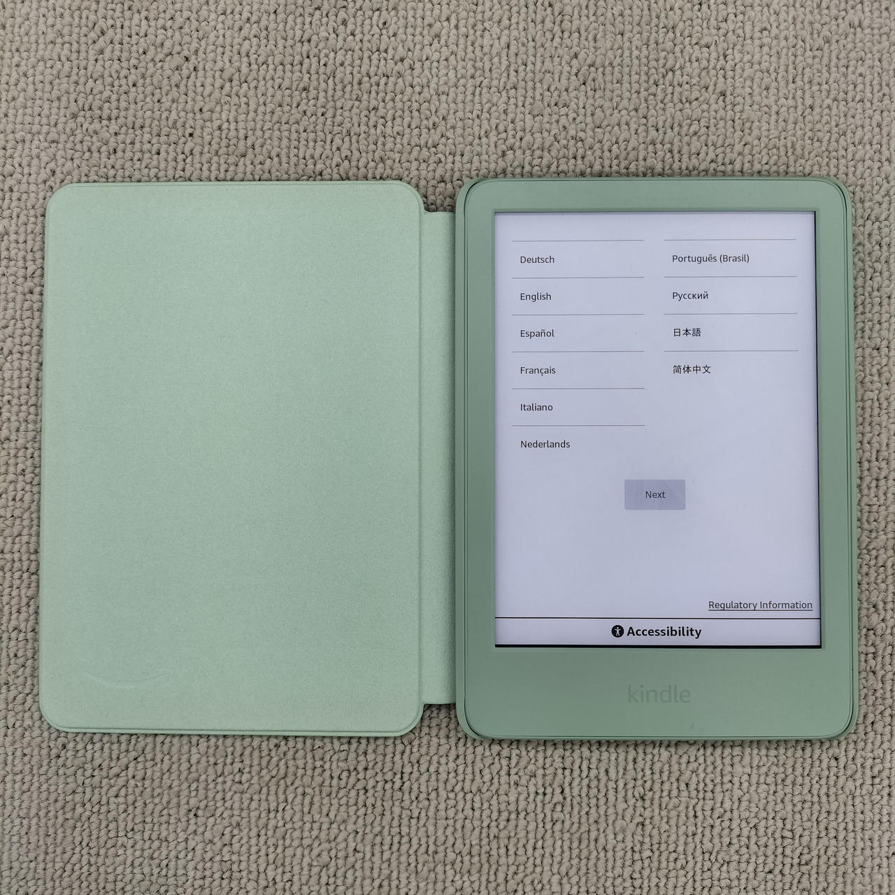 同色のファブリックカバー付き