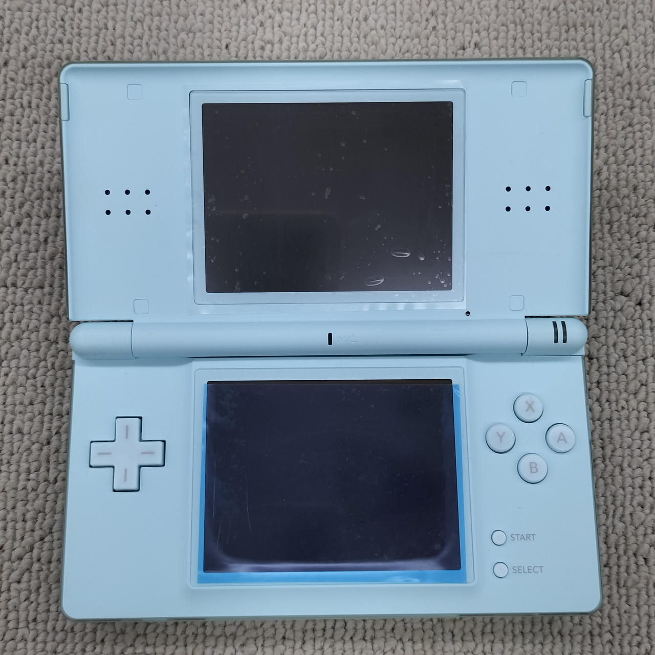 保護フィルム貼られたままです。