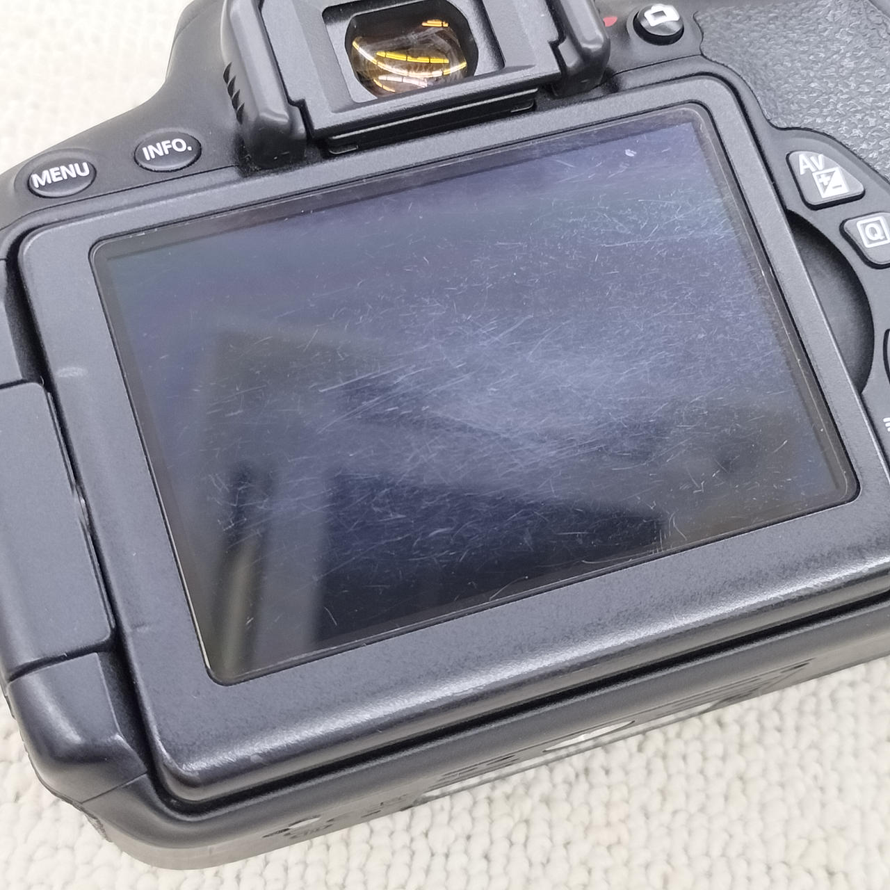 保護フィルムに擦り傷あり。