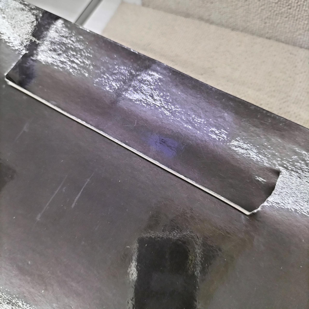 箱内側に破れあり。
